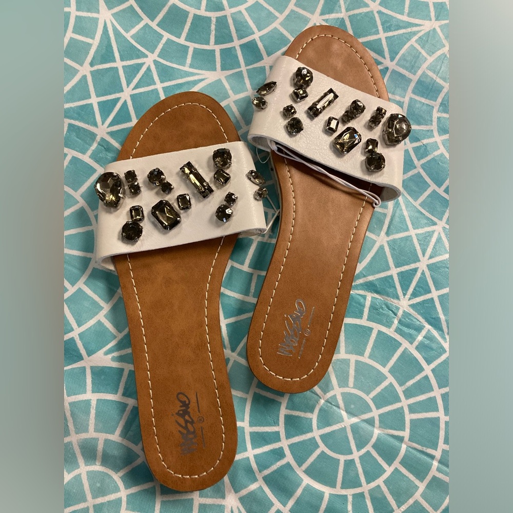 💛TODAY***$16***NWT Mossimo sandals with white tops and rhinestone details.